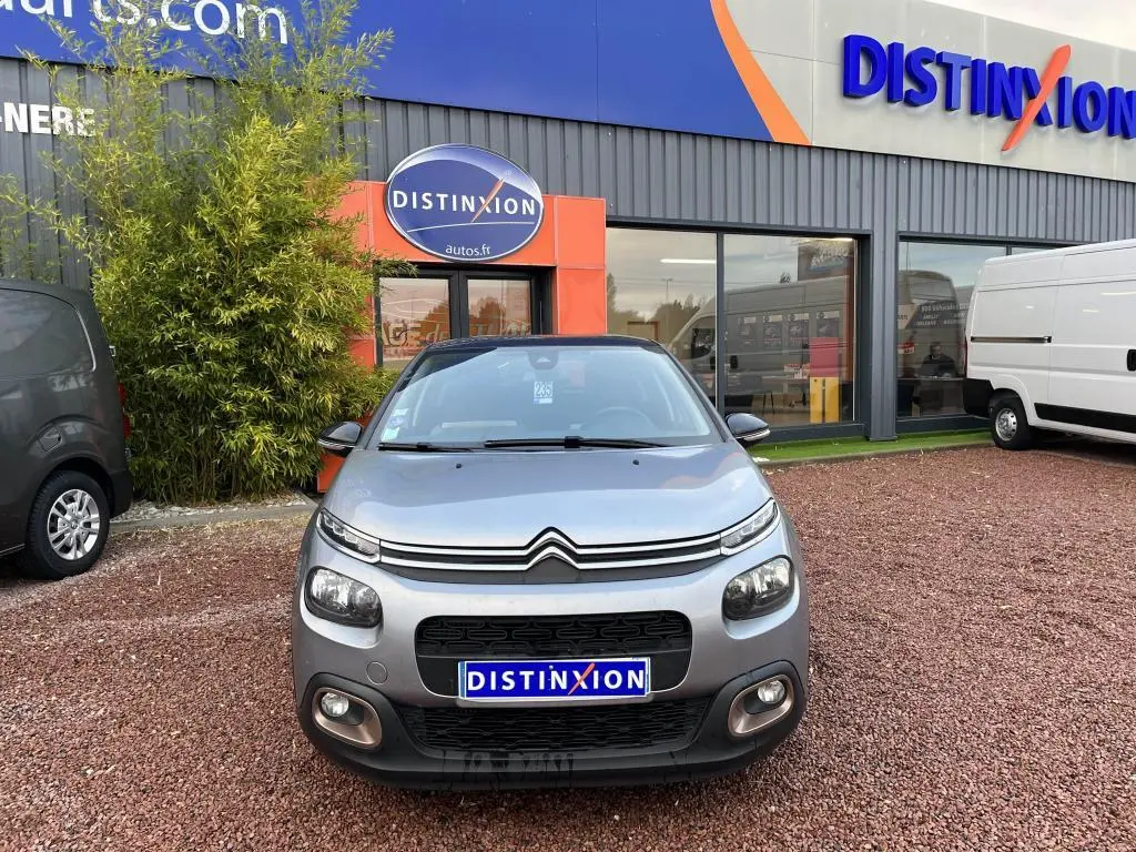 Citroën C3 gris foncé vue de face, avec calandre distinctive et projecteurs antibrouillard visibles.