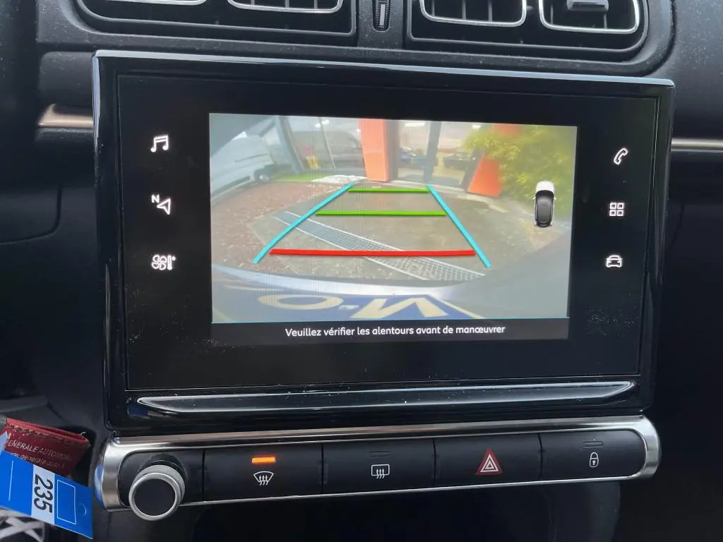 Écran tactile de la Citroën C3 2019 montrant la caméra de recul avec lignes de guidage colorées.