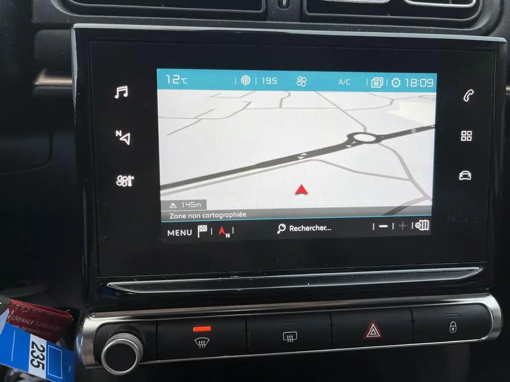 Écran tactile de navigation CITROEN C3 2019 affichant une carte avec menu et commandes tactiles autour.