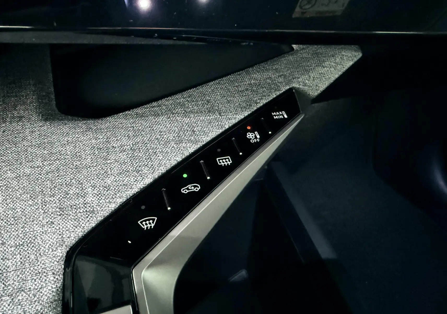 Panneau de commandes climatisation avec boutons tactiles sur tissu gris dans Peugeot 3008 Hybrid 2025 bleu Ingaro Metal