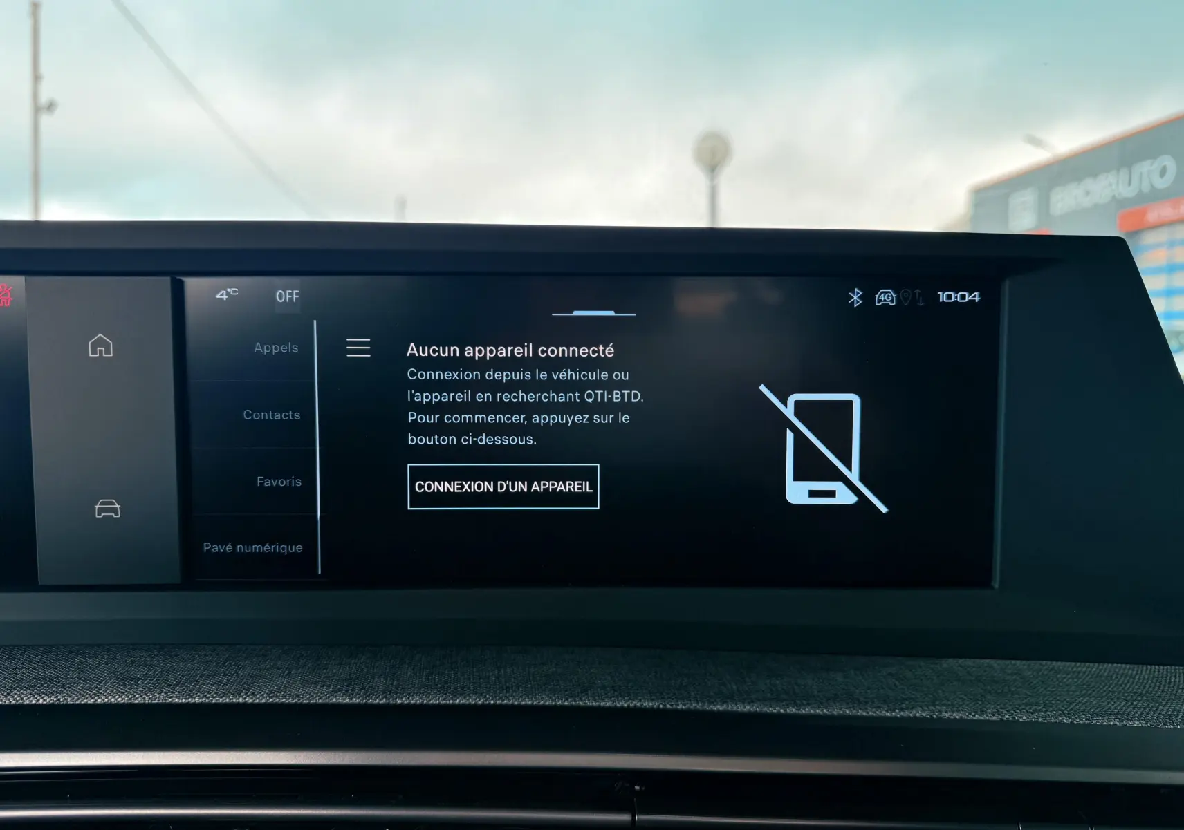 Écran tactile central du Peugeot 3008 Hybrid 136ch Allure 2025 affichant le menu de connexion d'appareil.