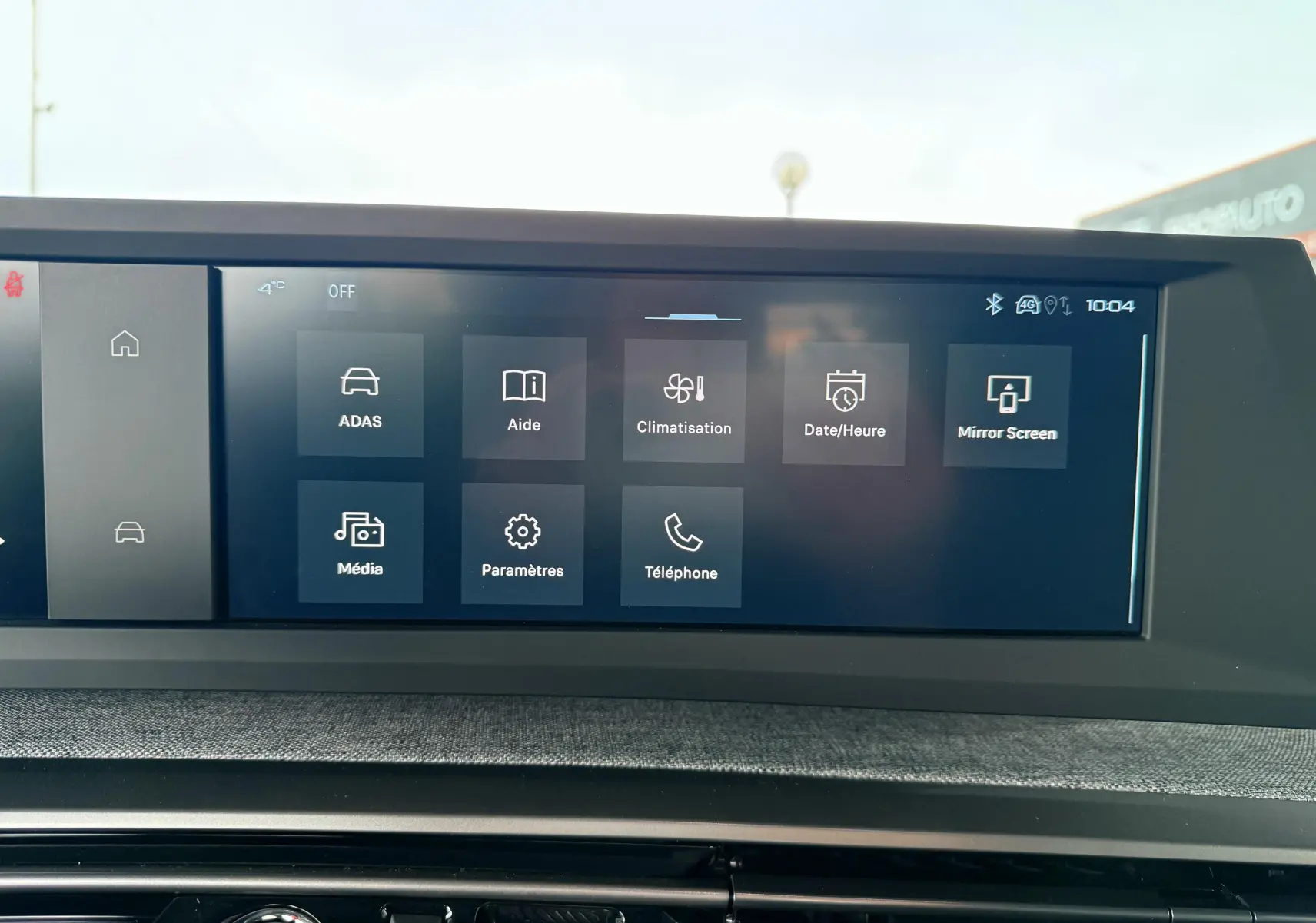 Écran tactile central du Peugeot 3008 Hybrid 2025 affichant les menus ADAS, climatisation et téléphone dans un intérieur moderne.