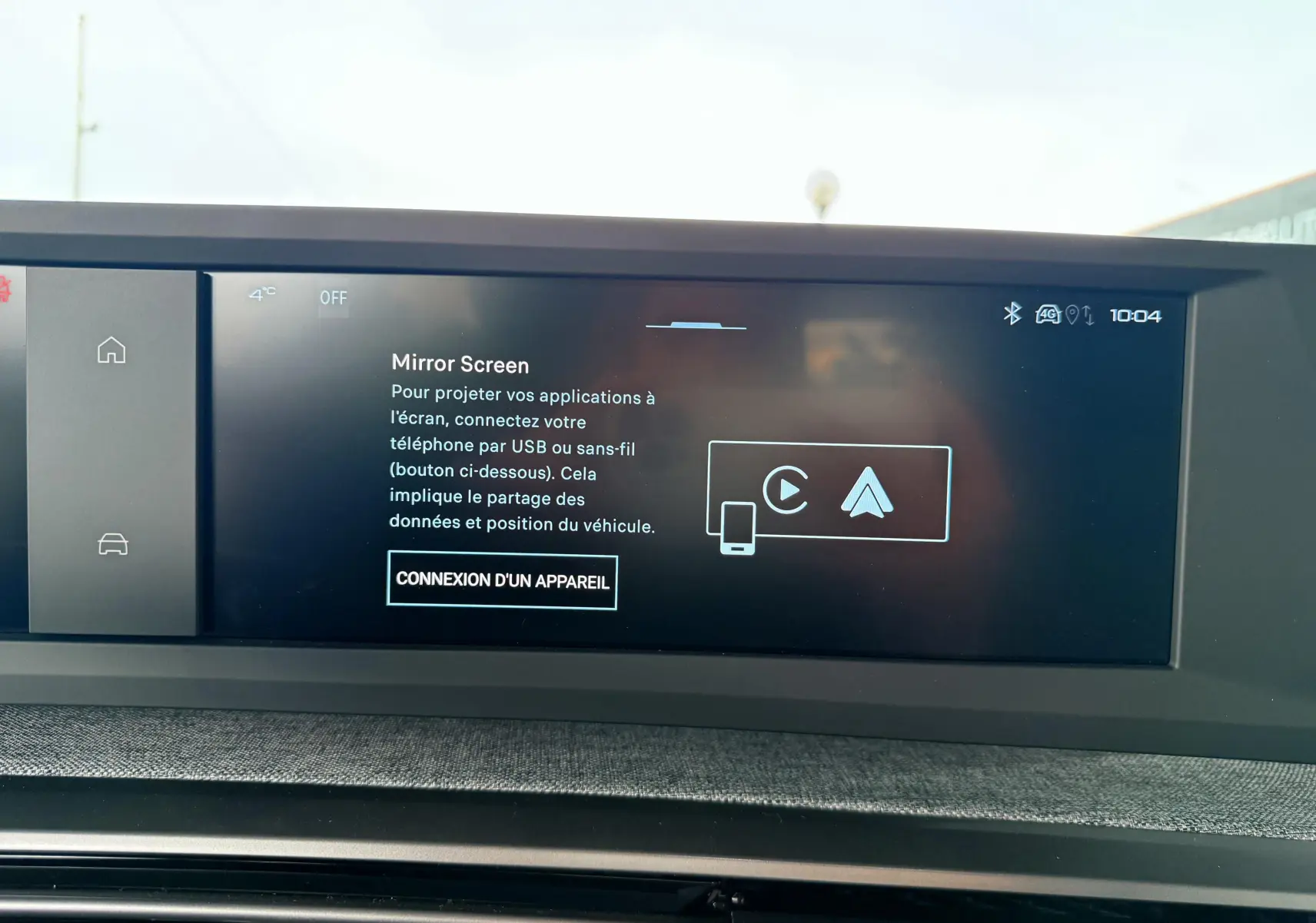 Écran tactile central du Peugeot 3008 Hybrid 2025 affichant l'interface Mirror Screen pour connexion smartphone