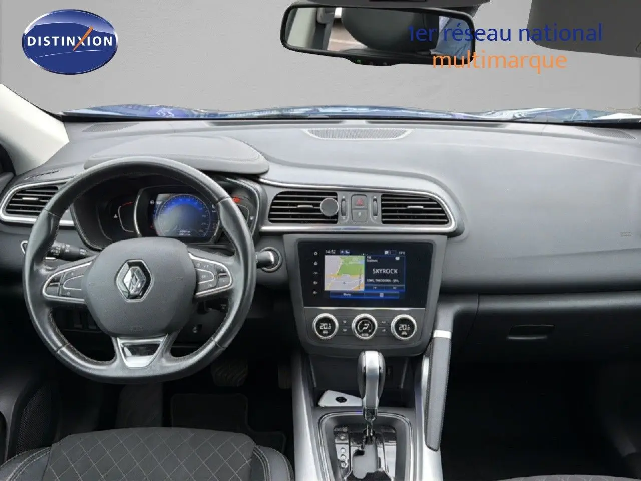 Vue intérieure du tableau de bord du Renault Kadjar 1.5 Blue dCi, avec volant multifonction et écran tactile central.