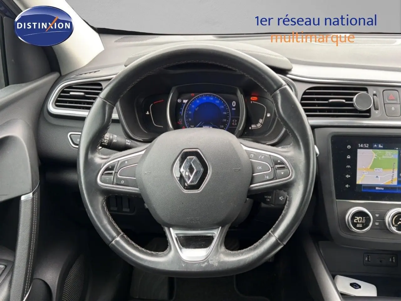 Vue centrée sur le volant et le tableau de bord du Renault Kadjar 1.5 Blue dCi, intérieur noir avec écran tactile et commandes au volant.