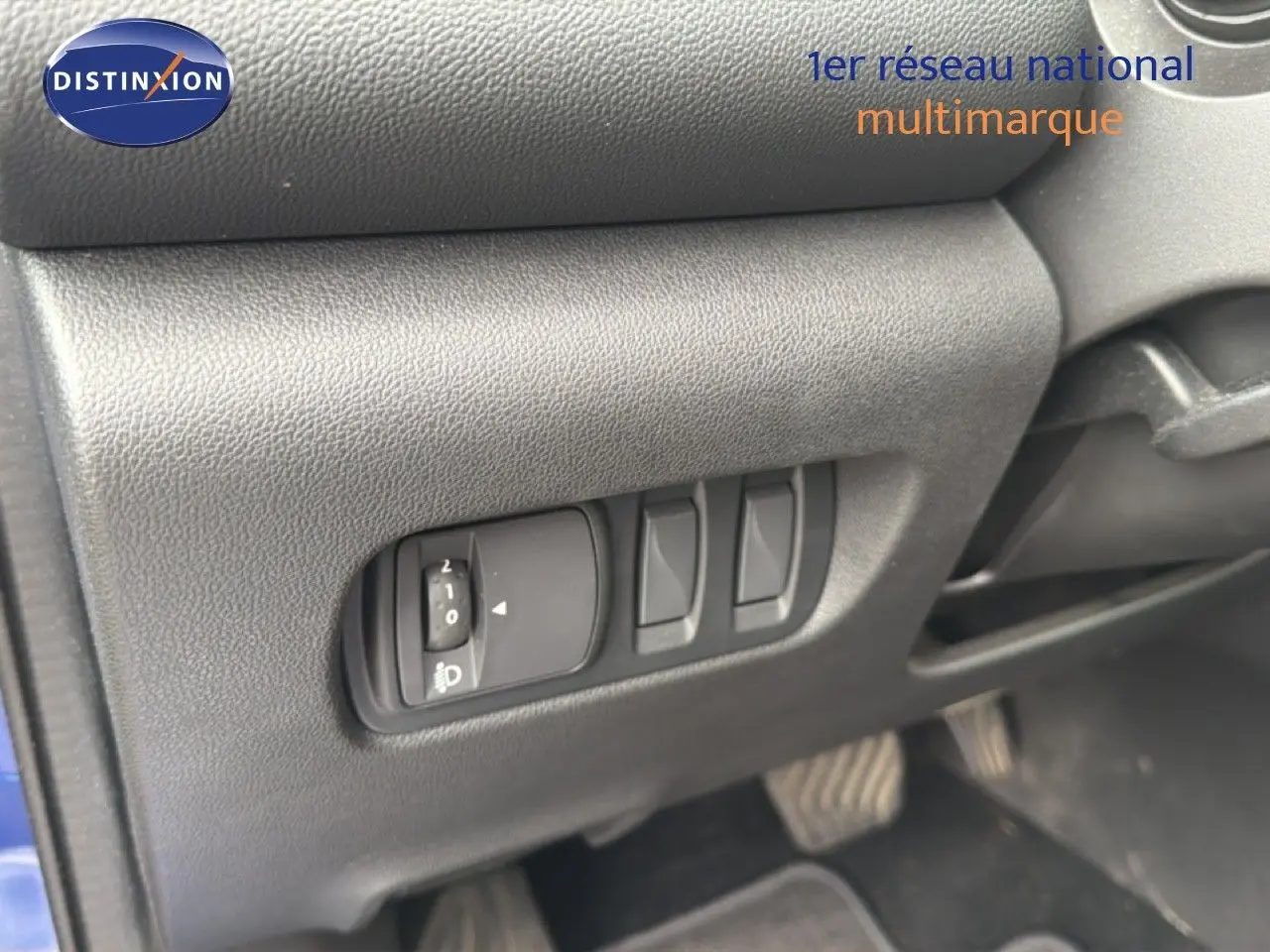 Détail des commandes d’éclairage et réglages situés à gauche sous le tableau de bord du Renault Kadjar bleu Iron.