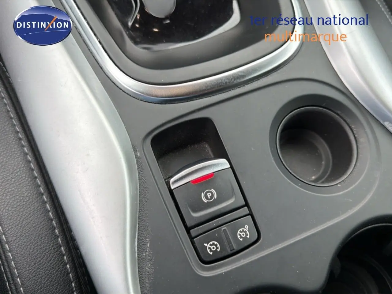 Gros plan sur la console centrale du Renault Kadjar 2021, montrant le frein à main électrique et les commandes de régulateur de vitesse.