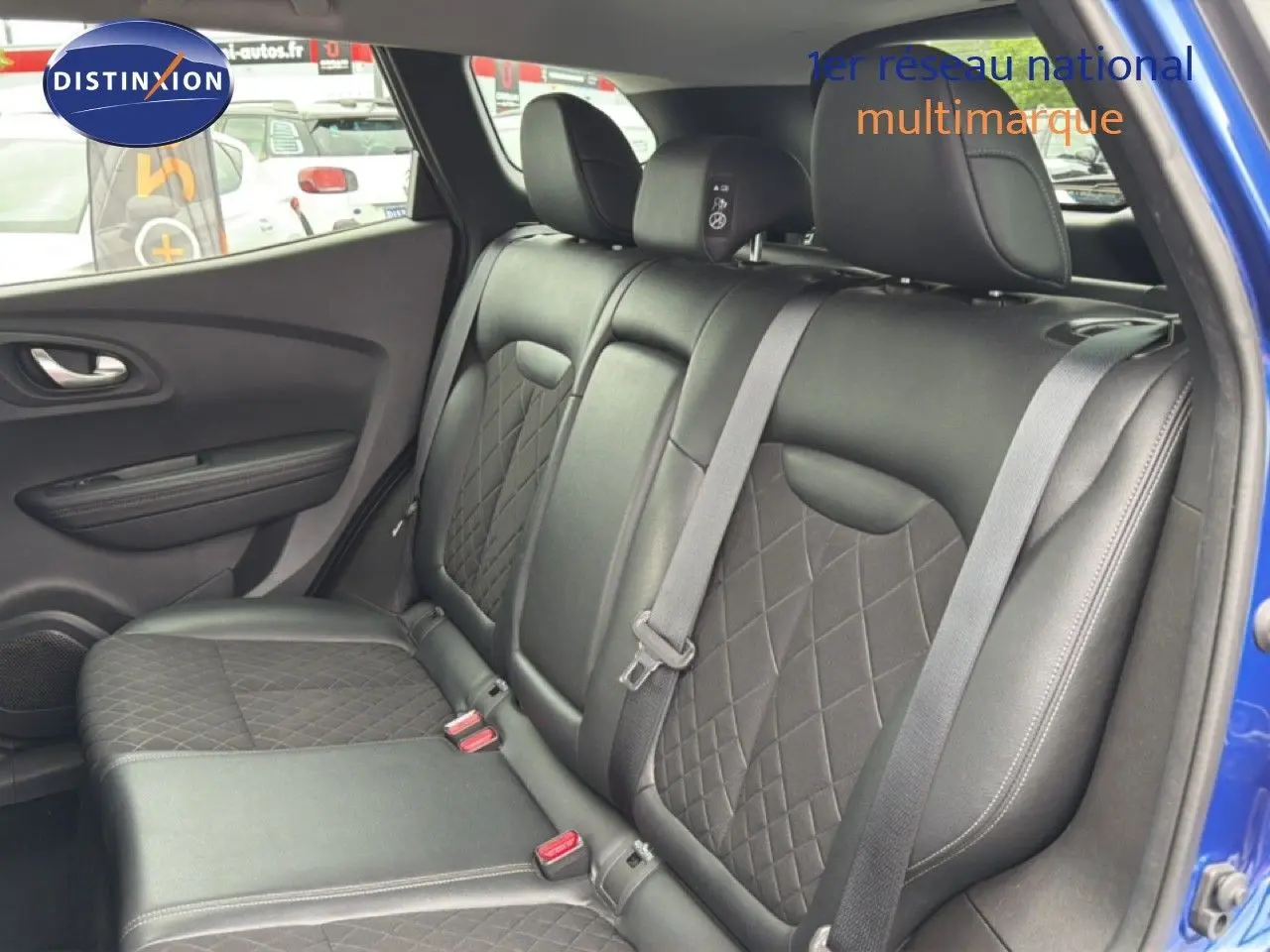 Vue intérieure du siège arrière côté droit d'un Renault Kadjar 2021 bleu Iron avec sellerie cuir noir matelassée.