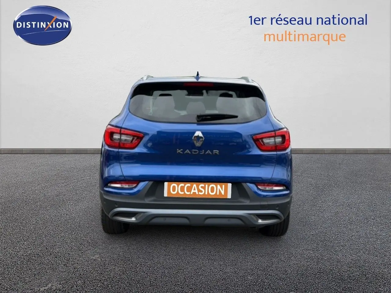 Vue arrière d'un Renault Kadjar bleu Iron 2021 avec feux LED et plaque d'immatriculation "OCCASION".
