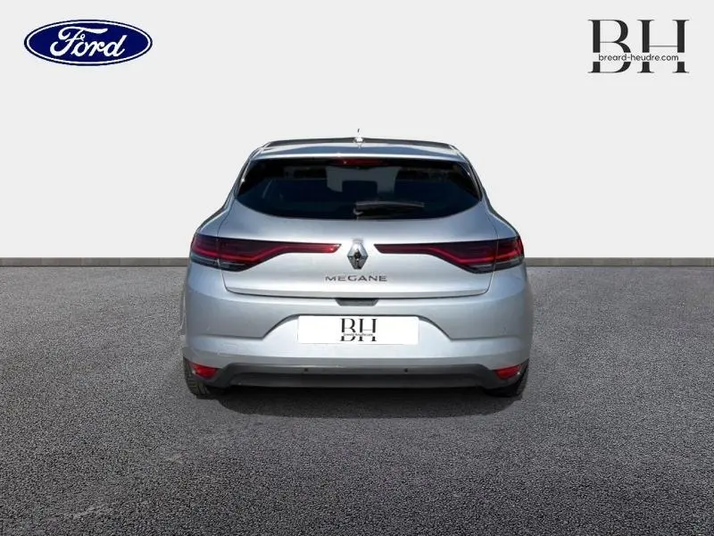 Vue arrière d'une Renault Mégane 2023 gris Highland avec feux arrière LED étirés et lunette arrière surteintée.