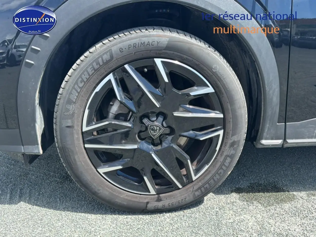 Gros plan sur la roue avant droite noire du Peugeot 5008 Hybrid 145 allure e-dcs6 avec jante alu stylisée.