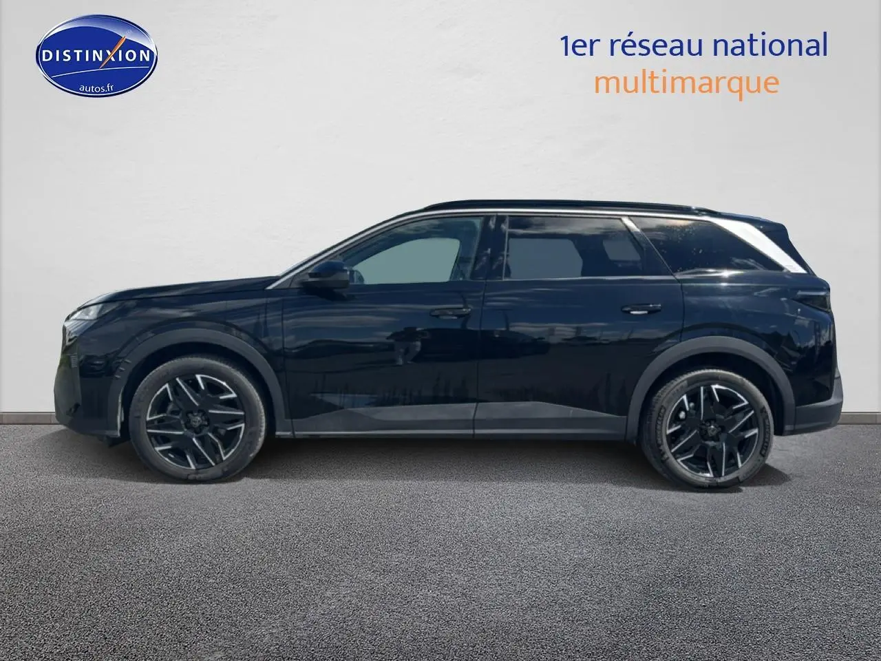 Peugeot 5008 noir en profil droit, SUV 7 places avec jantes alliage et vitres surteintées.