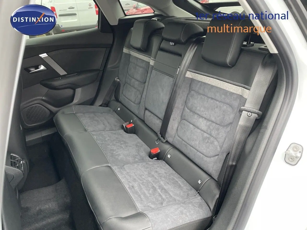 Banquette arrière en cuir noir et alcantara gris vue côté gauche d'une Citroën C4 blanc métal 2024.
