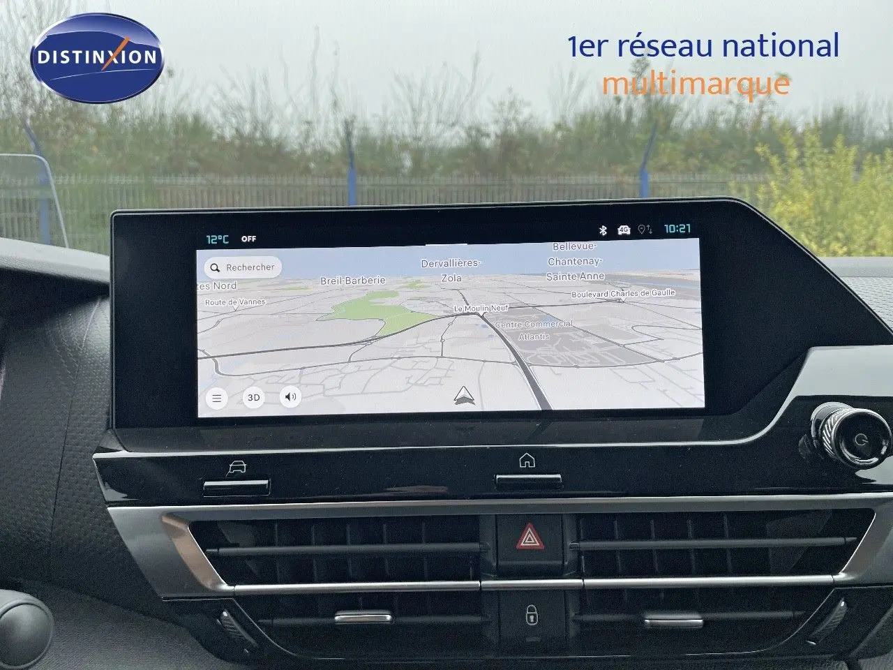 Écran tactile central avec navigation GPS dans l'habitacle d'une Citroën C4 blanche métal 2024.