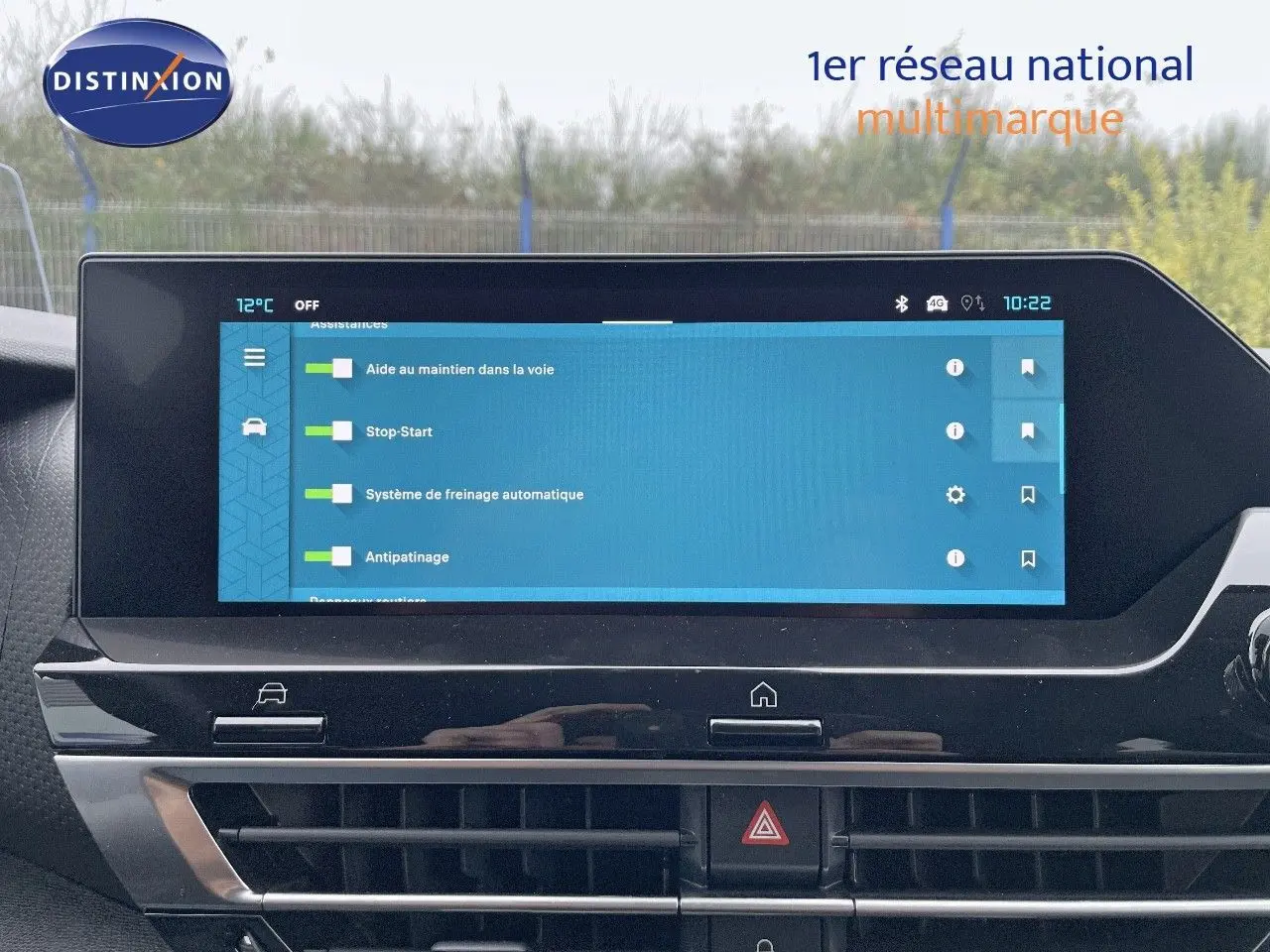 Écran tactile central affichant les aides à la conduite dans l'habitacle d'une Citroën C4 blanche métal 2024.