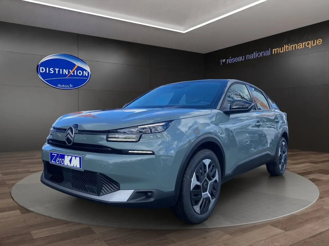 Citroën C4 Nouvelle Plus Hybrid 136 e-DCS6 vert Manhattan avec toit noir, vue 3/4 avant droit en showroom