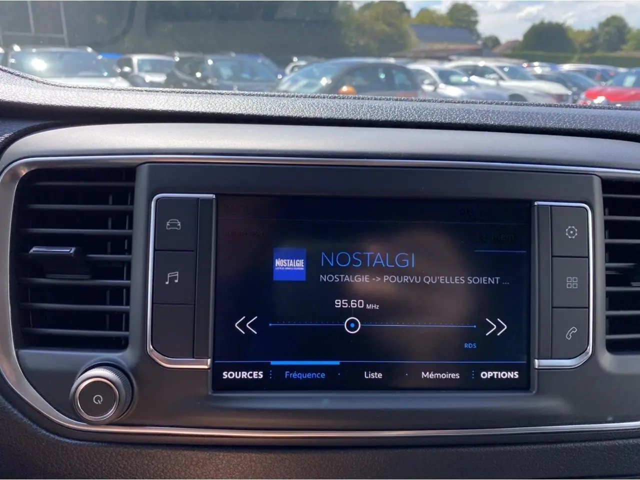 Écran tactile central du Peugeot Expert Fourgon gris platinium 2022 affichant la radio Nostalgie à 95,6 MHz.