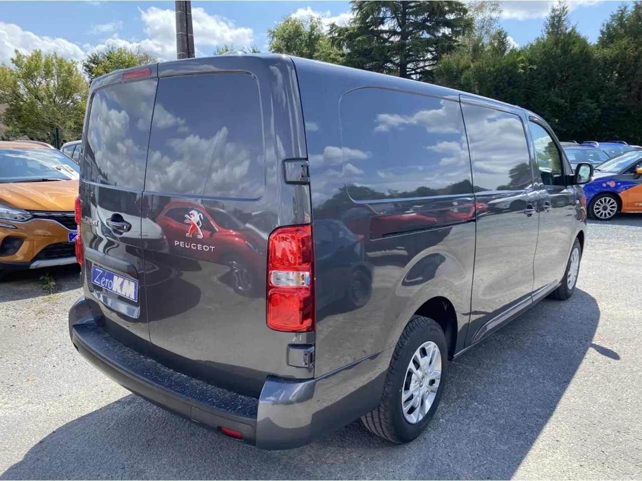 Vue 3/4 arrière droite d'un Peugeot Expert Fourgon gris platinium avec portes arrière tôlées et porte latérale coulissante.