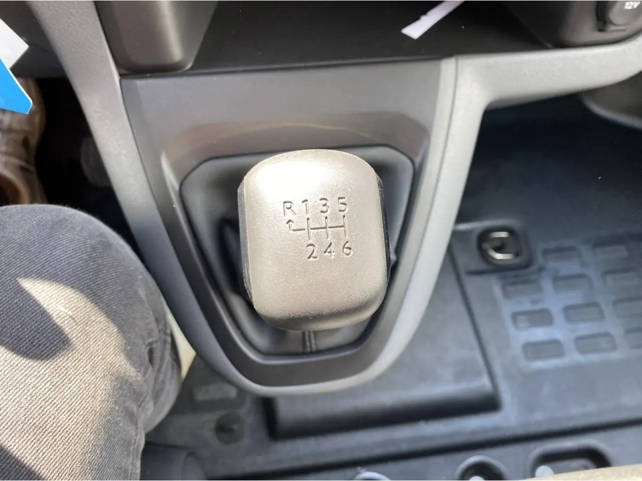 Le levier de vitesses manuel gris du Peugeot Expert Fourgon 2022 vu de dessus dans l'habitacle.