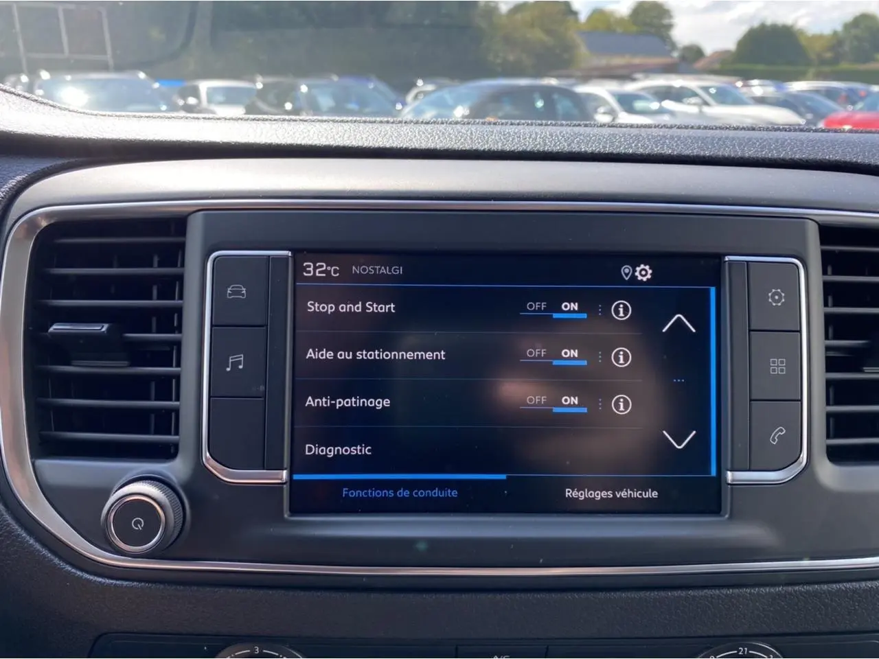 Écran tactile central du Peugeot Expert Fourgon 2022 affichant les réglages d'aide à la conduite, intérieur noir.