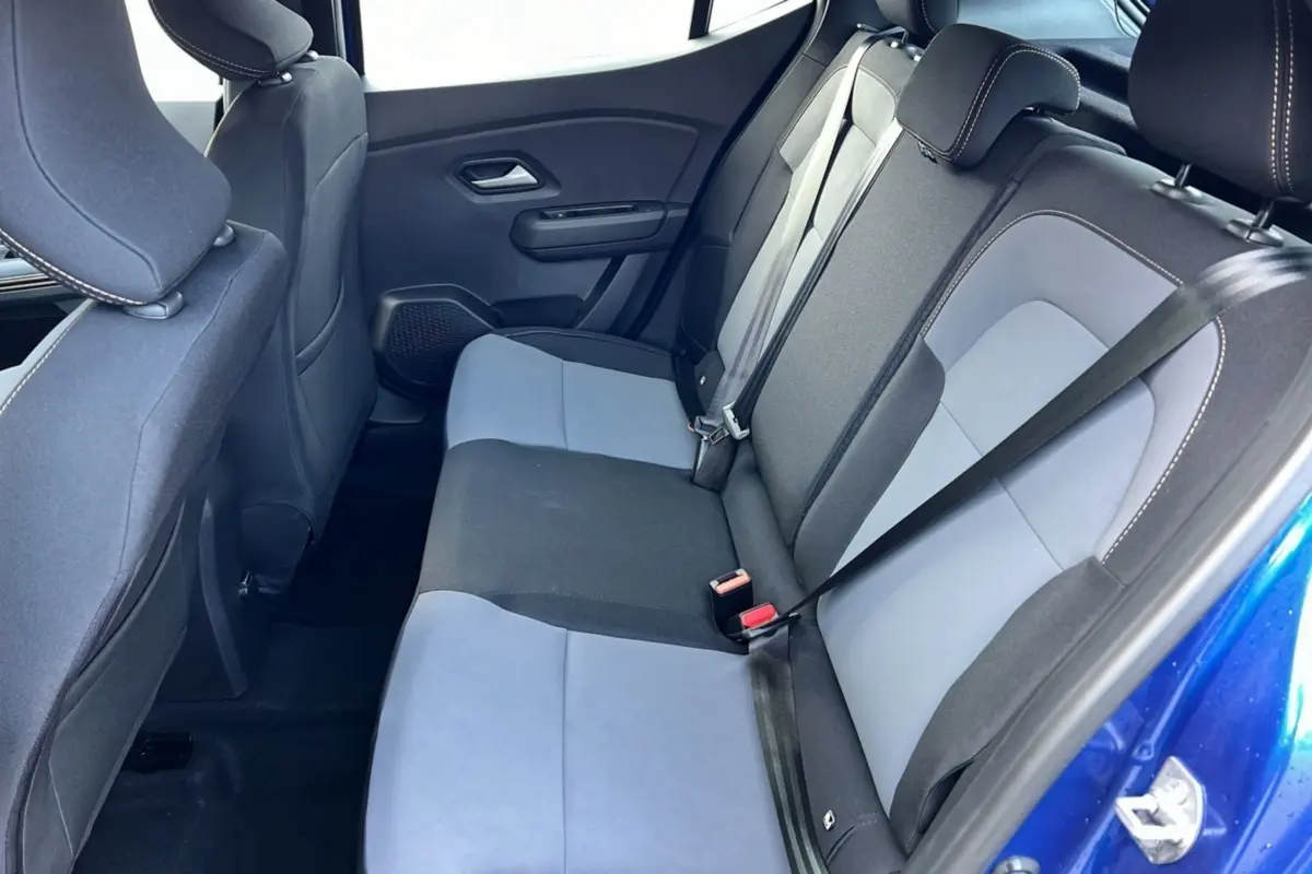 Vue intérieure arrière montrant les sièges arrière bicolores gris et noir du Dacia Sandero Stepway Bleu iron 2024.