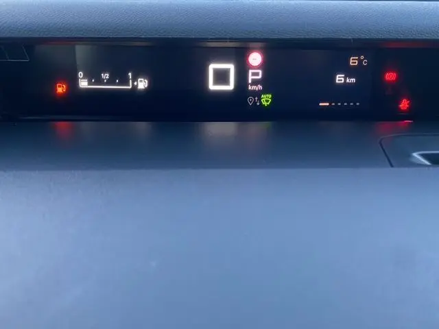 Tableau de bord numérique du Citroën C3 Aircross Hybrid 145, affichant la vitesse, la température et le niveau de carburant.