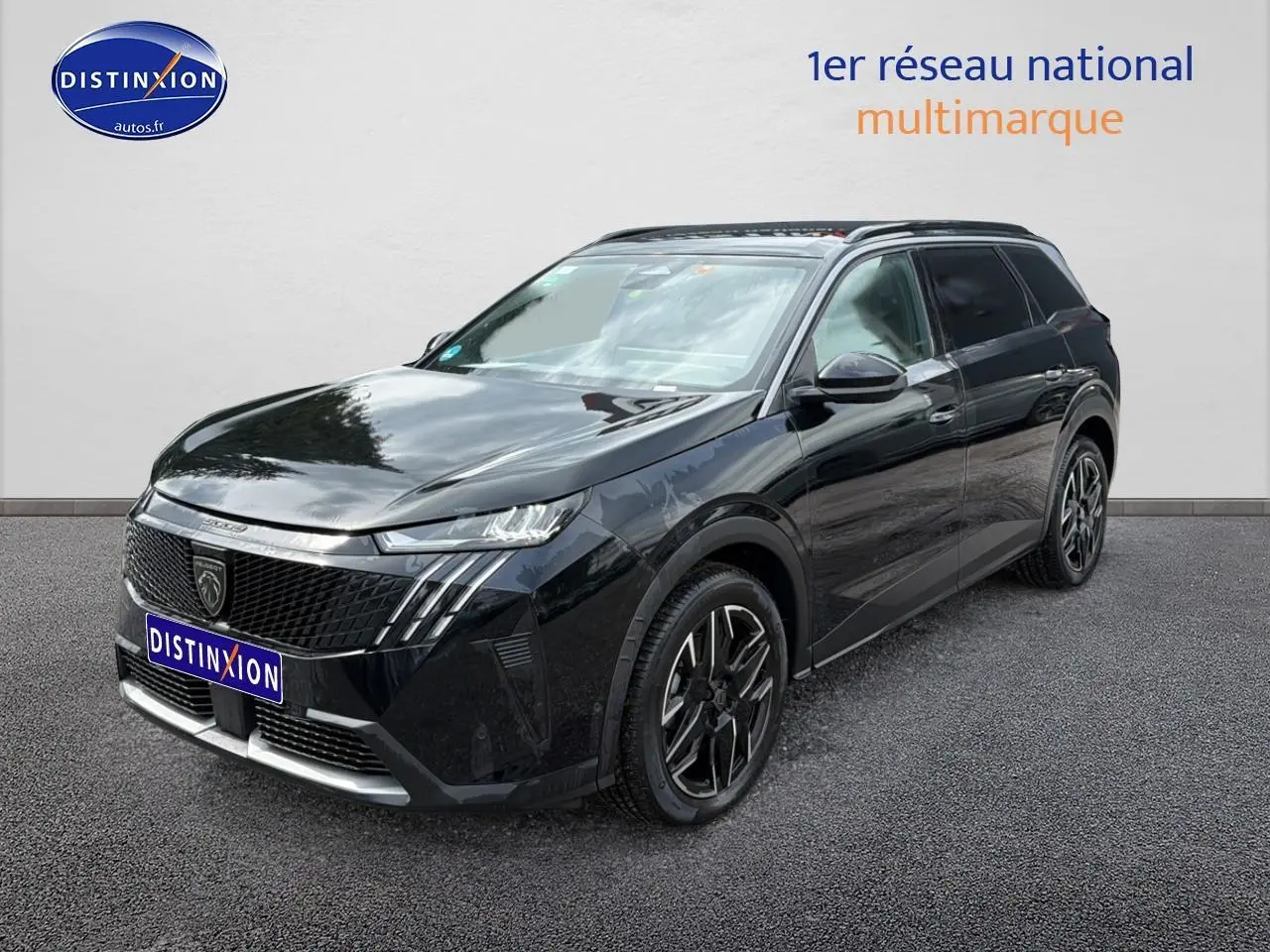 Peugeot 5008 Hybrid 145 allure noir en 3/4 avant droit avec jantes alu et calandre distinctive.