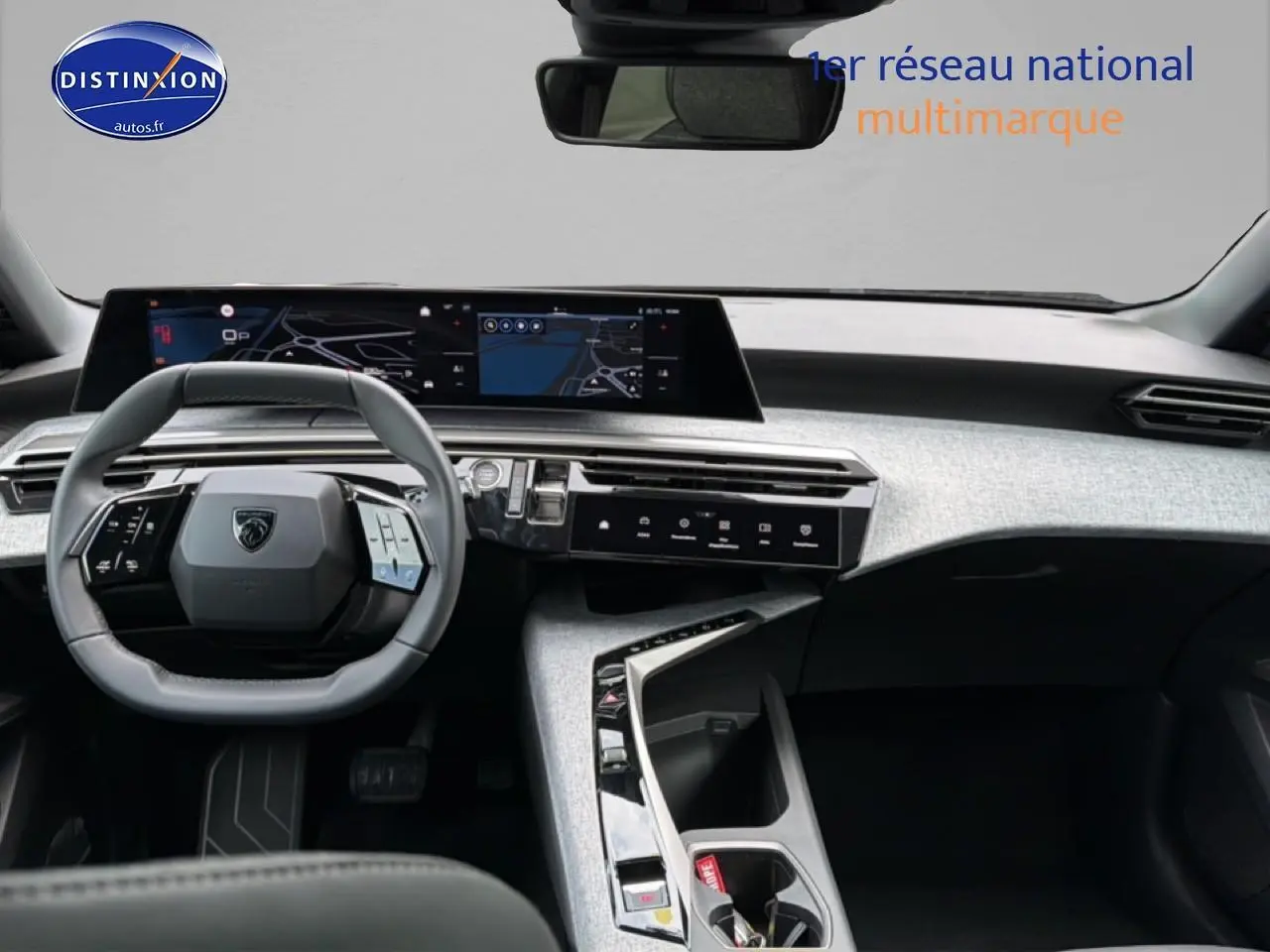Vue intérieure du tableau de bord et volant cuir gris du Peugeot 5008 Hybrid 145 allure e-dcs6 2025.