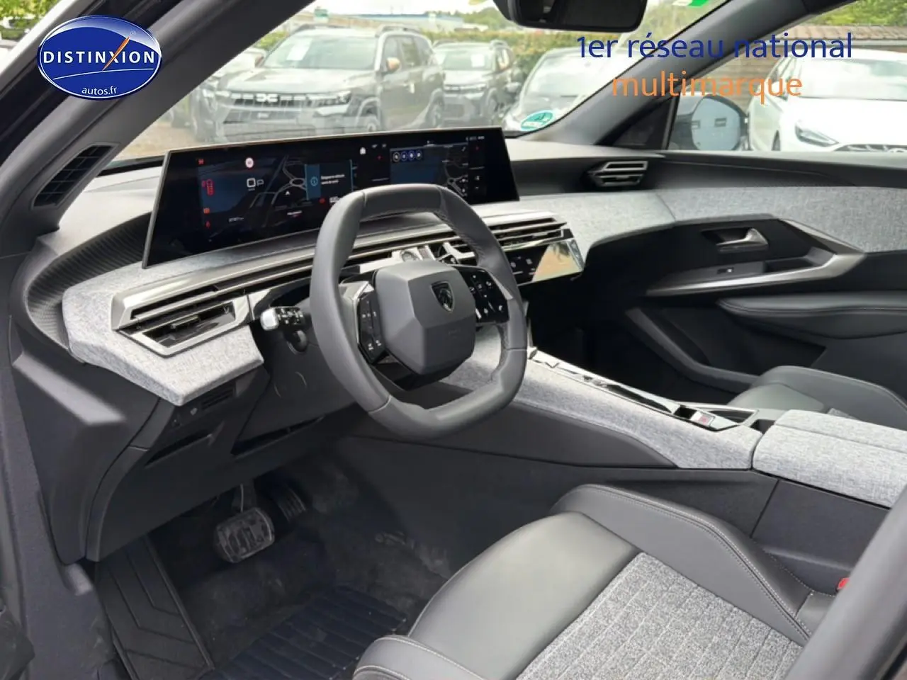 Vue intérieure côté conducteur du Peugeot 5008 2025 avec tableau de bord moderne et habillage gris clair.