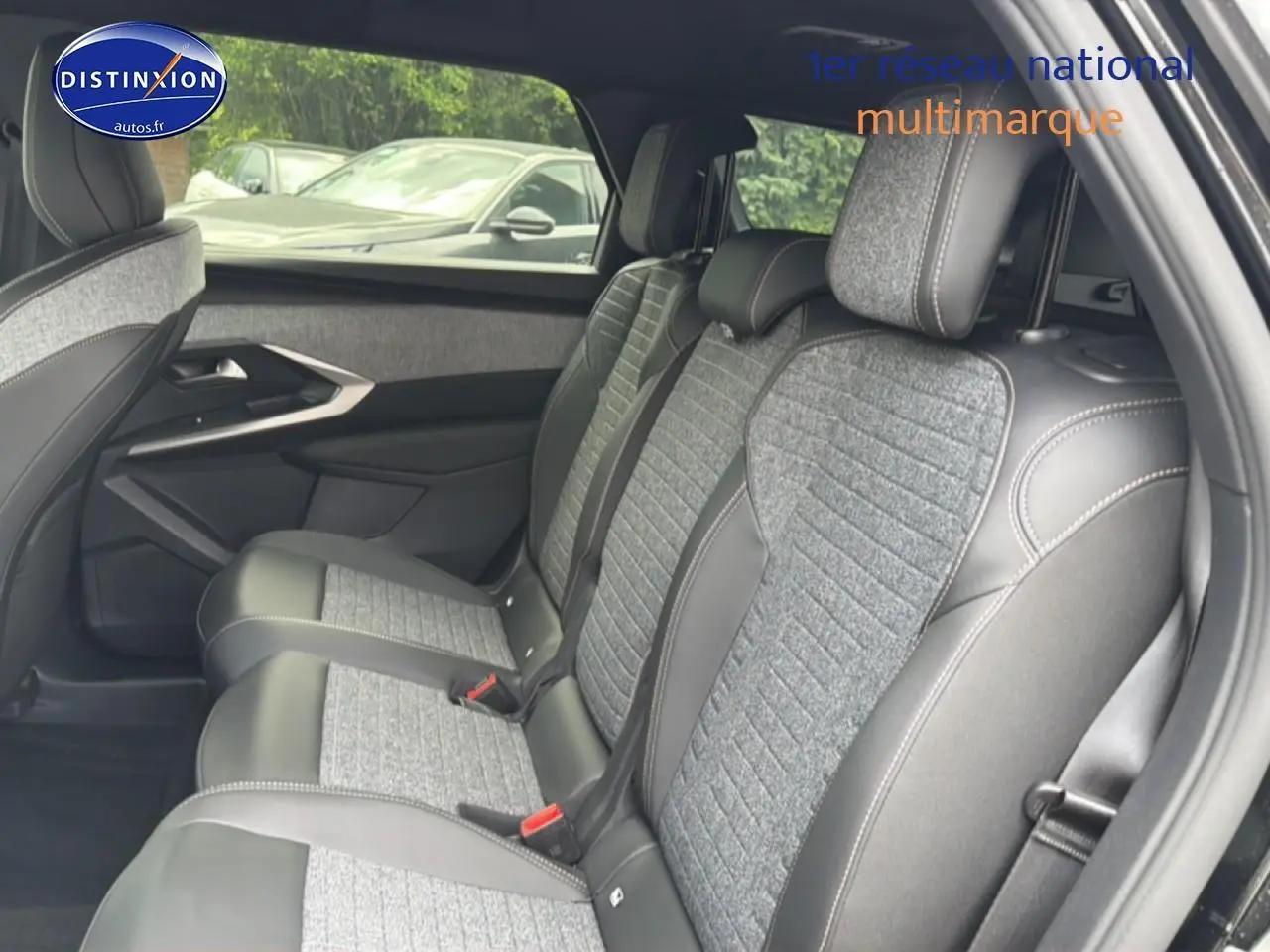 Vue latérale des sièges arrière gris et noirs du Peugeot 5008 Hybrid 145 allure e-dcs6 noir, avec tissu et cuir contrastés.