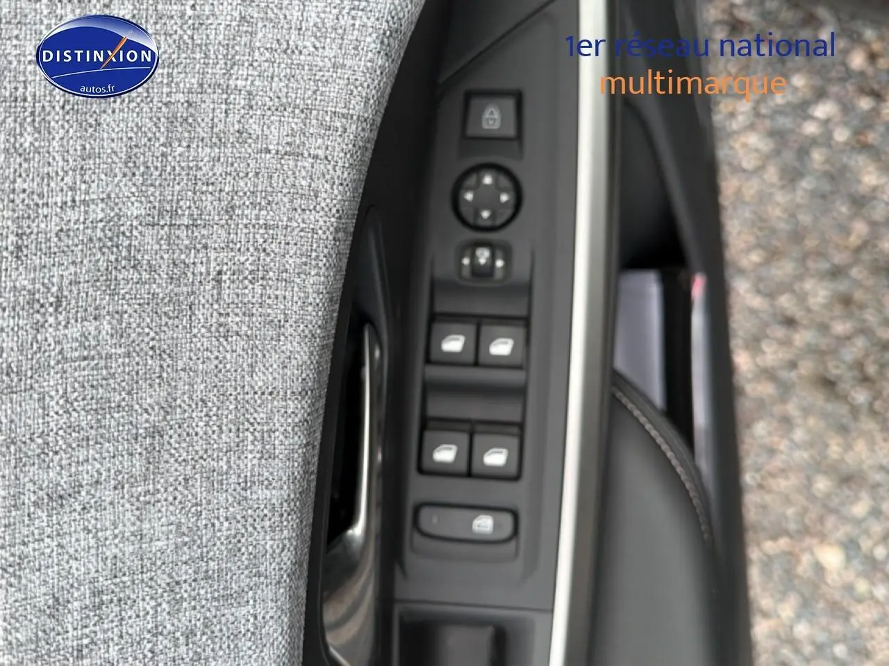 Détail des commandes des vitres et rétroviseurs sur la porte avant gauche d’un Peugeot 5008 noir 2025.