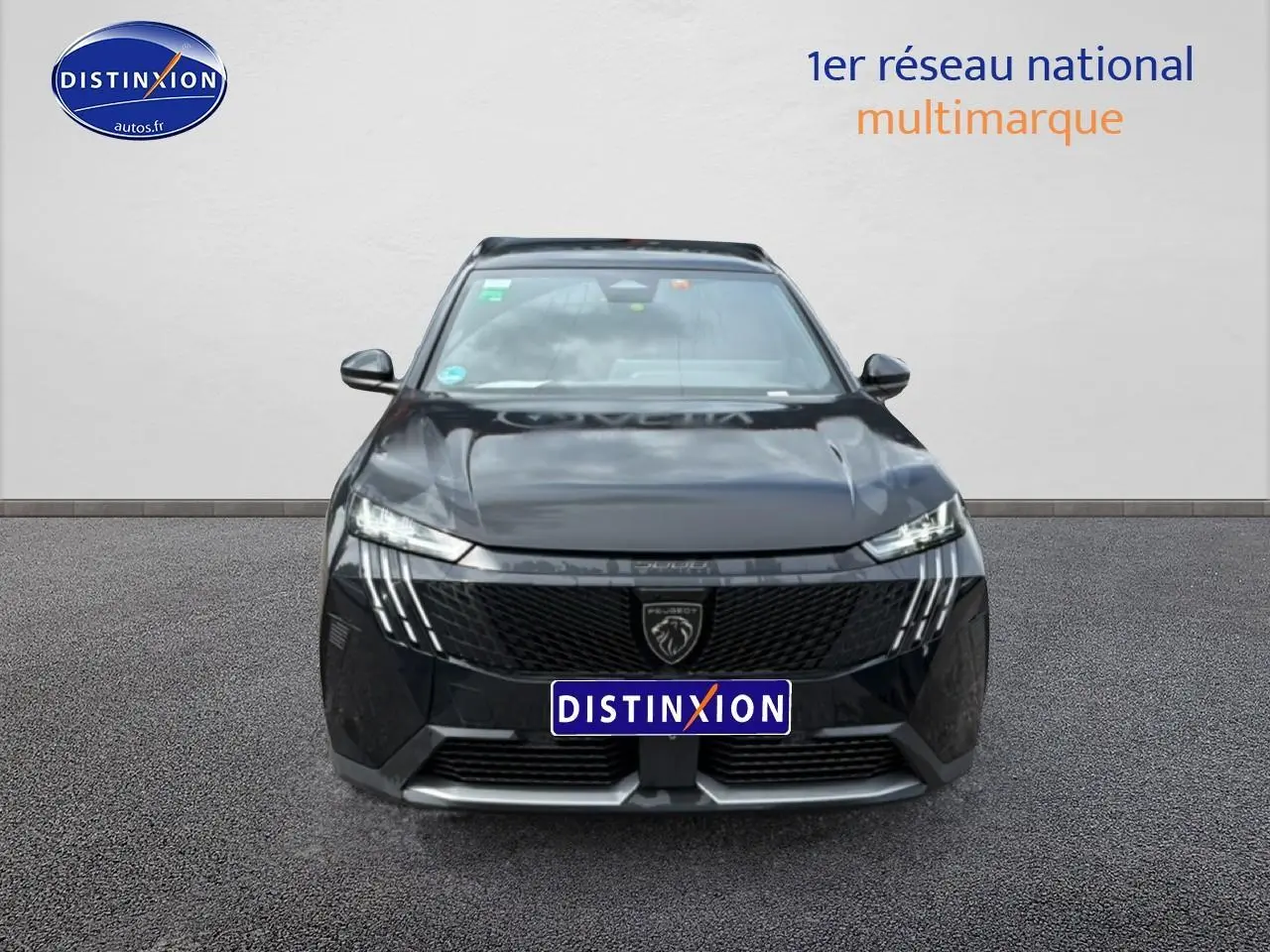 Vue frontale d’un Peugeot 5008 Hybrid 145 allure e-dcs6 noir avec calandre distinctive et phares LED fins.