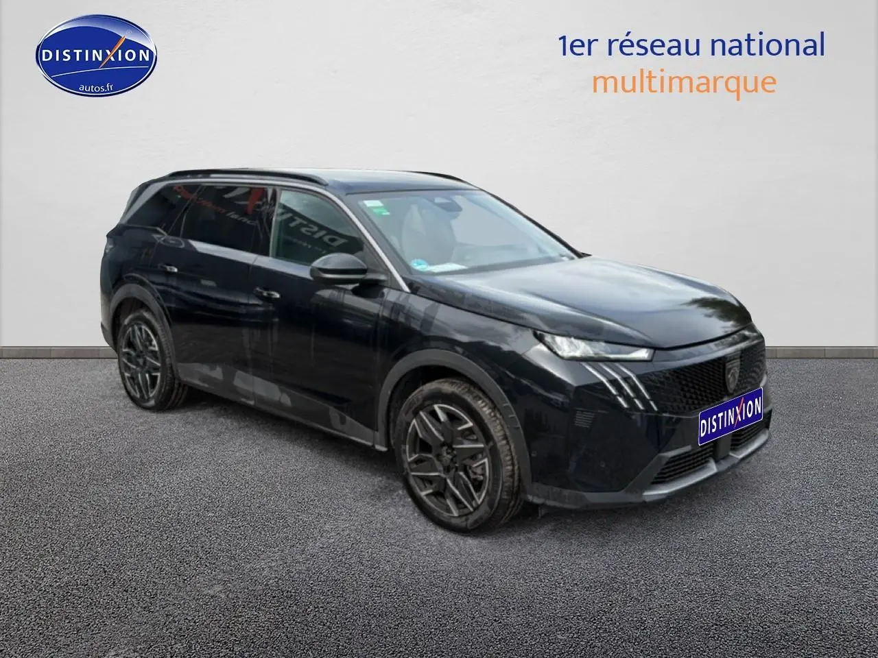Peugeot 5008 noir en 3/4 avant droit, SUV avec jantes alu et phares LED distinctifs.