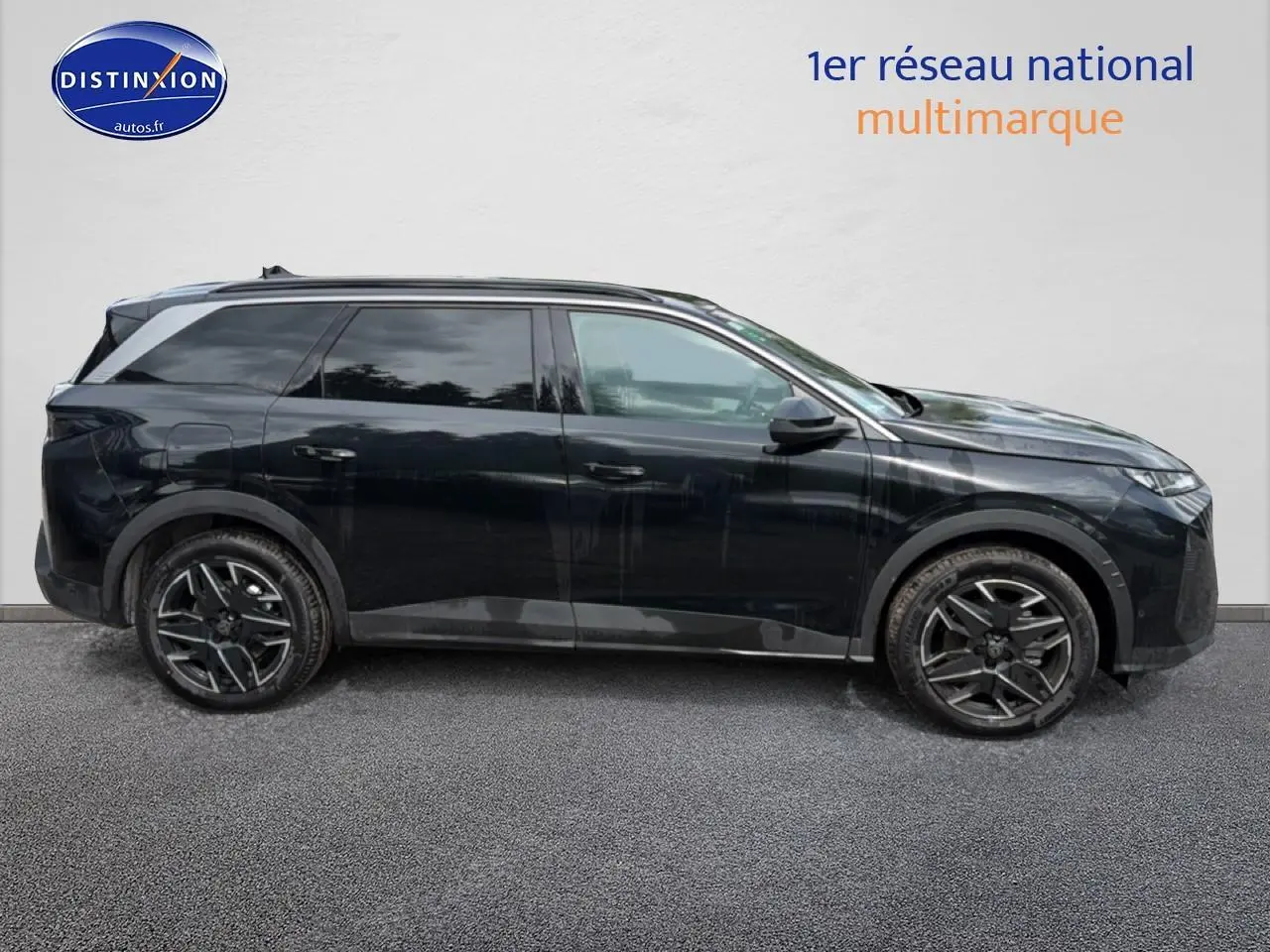 Profil côté gauche d’un Peugeot 5008 Hybrid 145 allure e-dcs6 noir avec jantes alu et vitres surteintées.