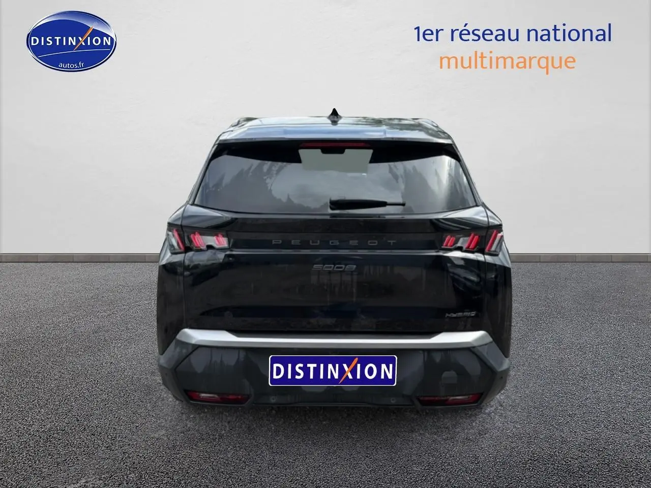Vue arrière d'un Peugeot 5008 noir 2025 avec feux LED caractéristiques et lunette arrière surteintée.