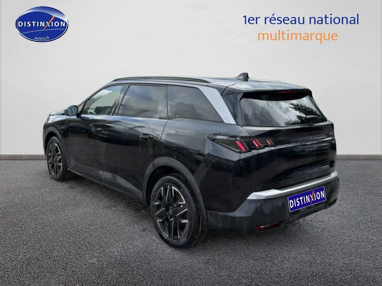 Peugeot 5008 noir en 3/4 arrière droit, avec jantes alu et feux arrière LED distinctifs.