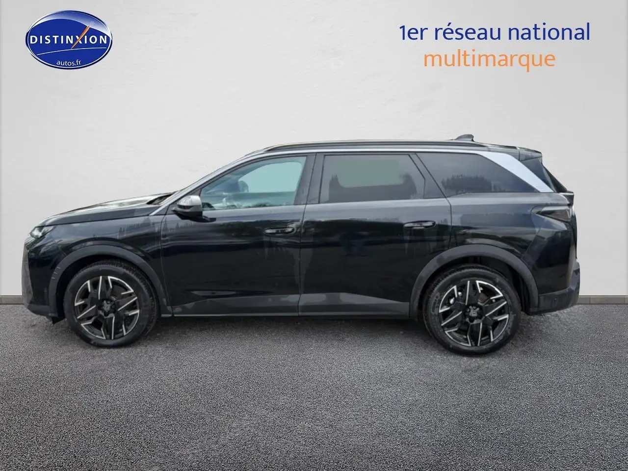 Profil latéral droit du Peugeot 5008 Hybrid 145 allure e-dcs6 noir brillant avec jantes alu distinctives.