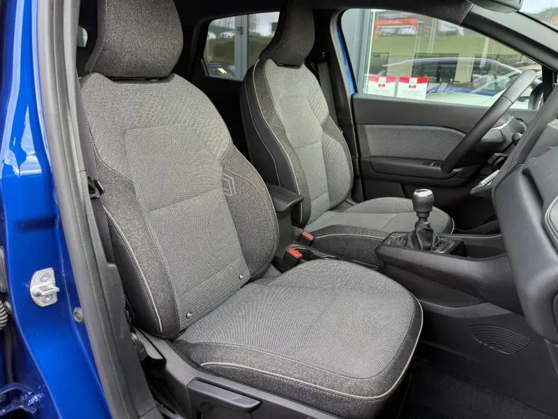 Vue intérieure côté gauche du Renault Captur 2025 Bleu Iron/Noir Etoilé, montrant les sièges et la boîte manuelle.