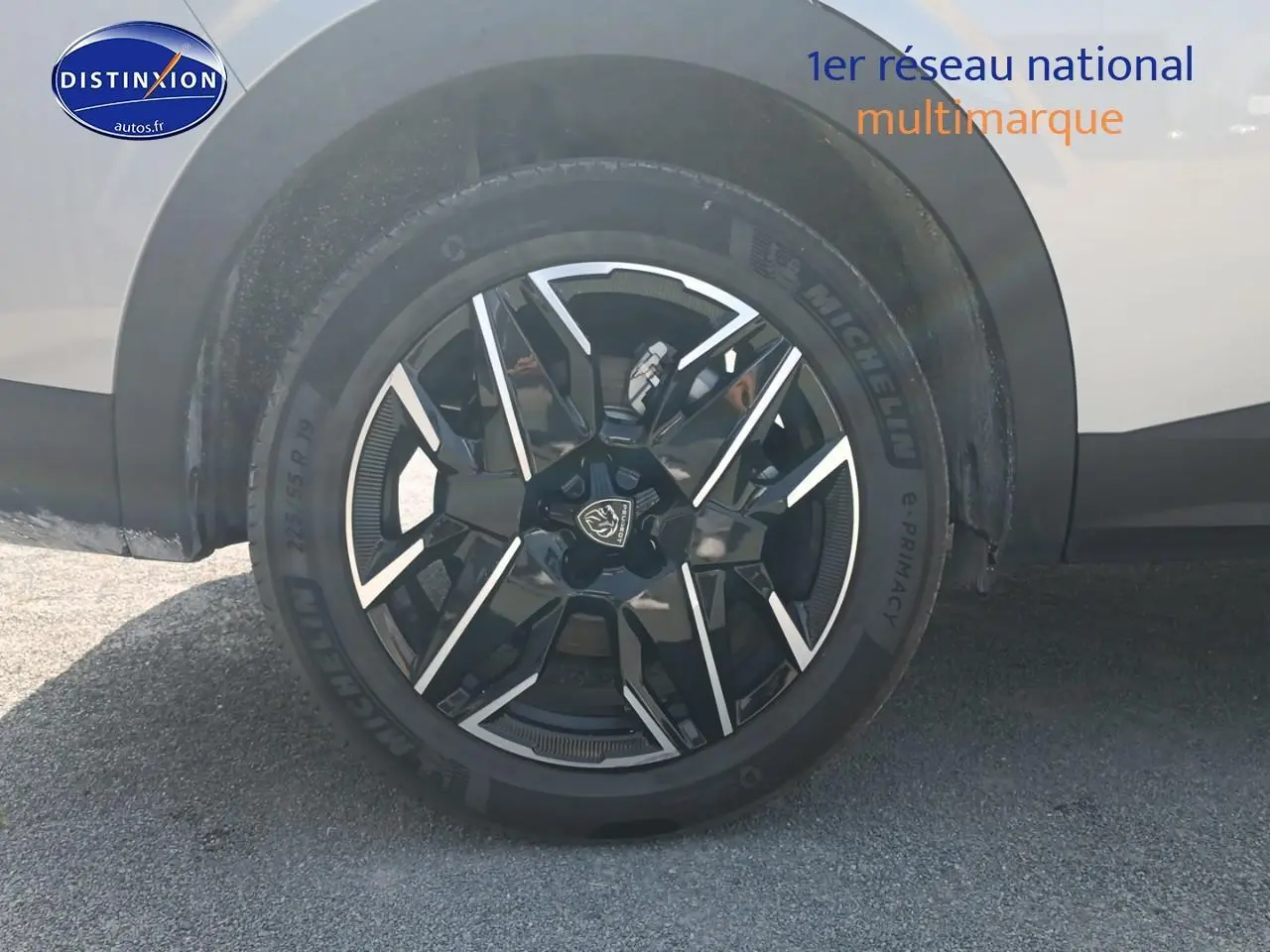 Gros plan sur la roue avant droite avec jante alu noire et argentée du Peugeot 5008 gris artense 2025.