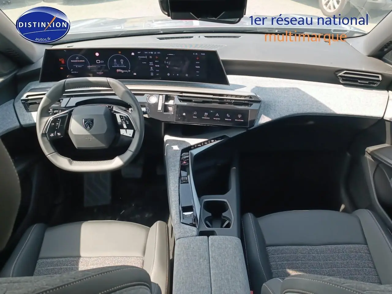 Vue intérieure avant du Peugeot 5008 Hybrid 145 allure e-dcs6 2025, montrant le tableau de bord et volant cuir multifonction.