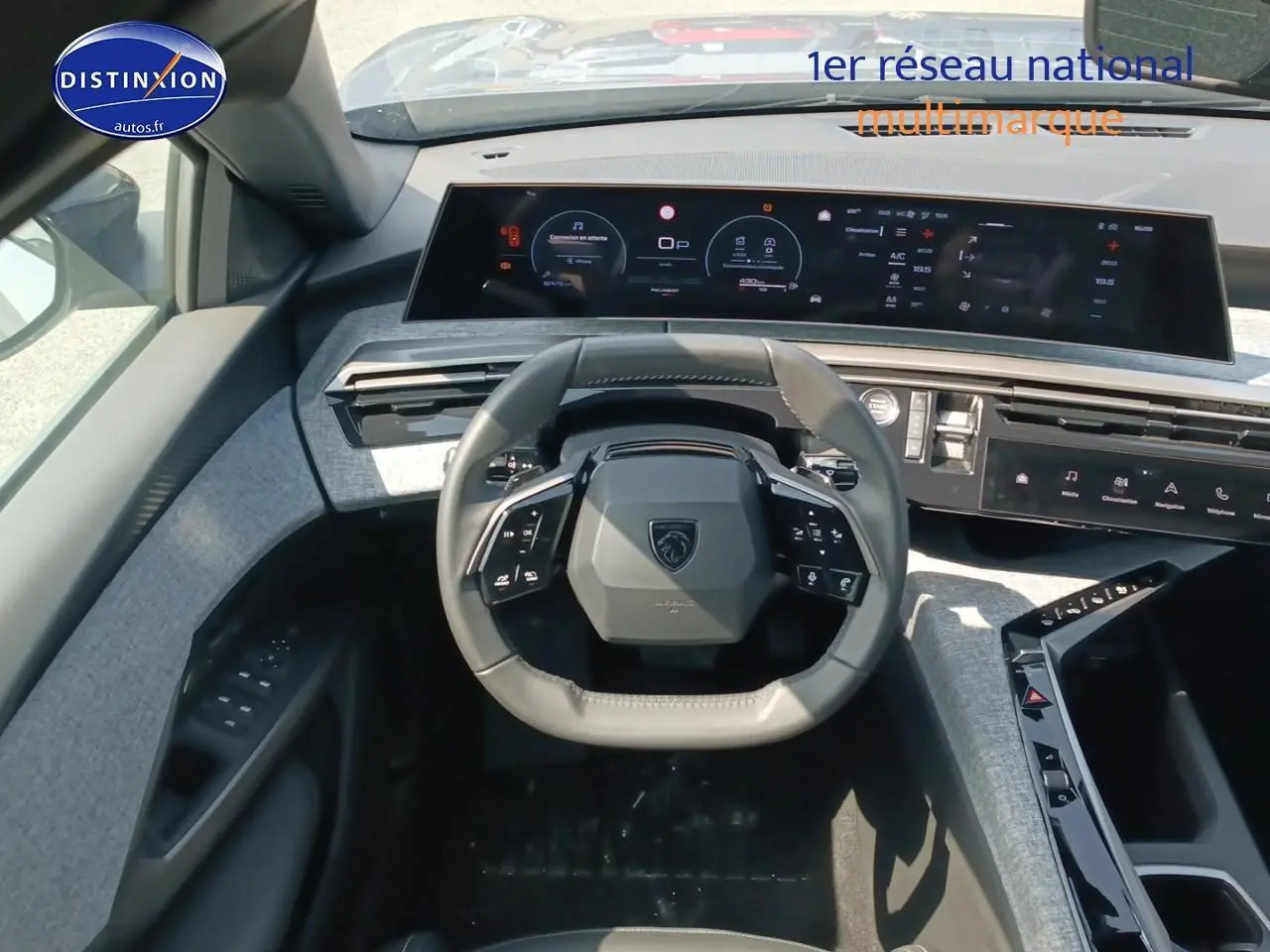 Vue intérieure centrée sur le volant cuir multifonction et le tableau de bord numérique du Peugeot 5008 gris Artense 2025.