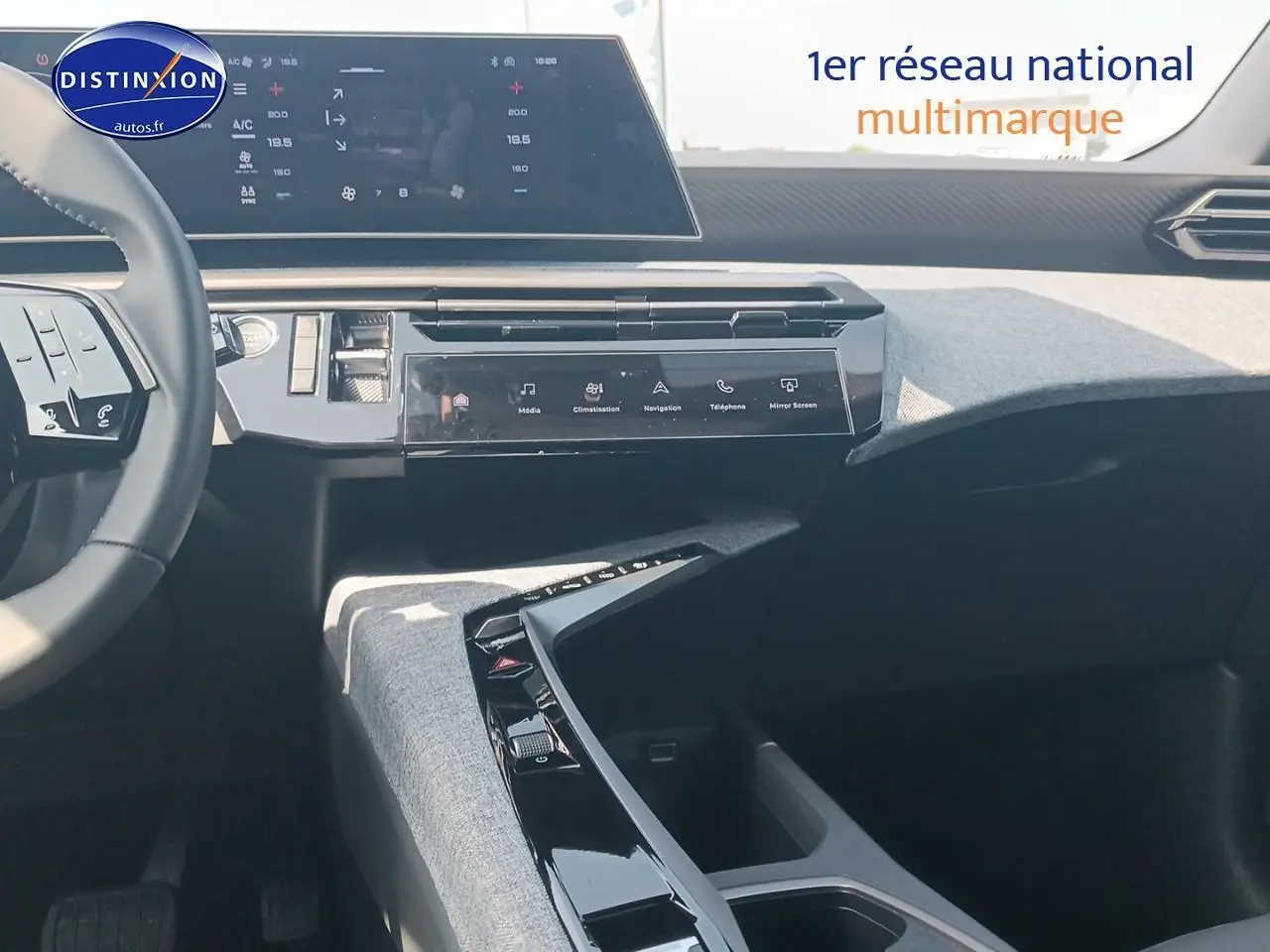 Vue intérieure du tableau de bord et console centrale du Peugeot 5008 Hybrid 145 allure e-dcs6 avec écran tactile et volant multifonction.