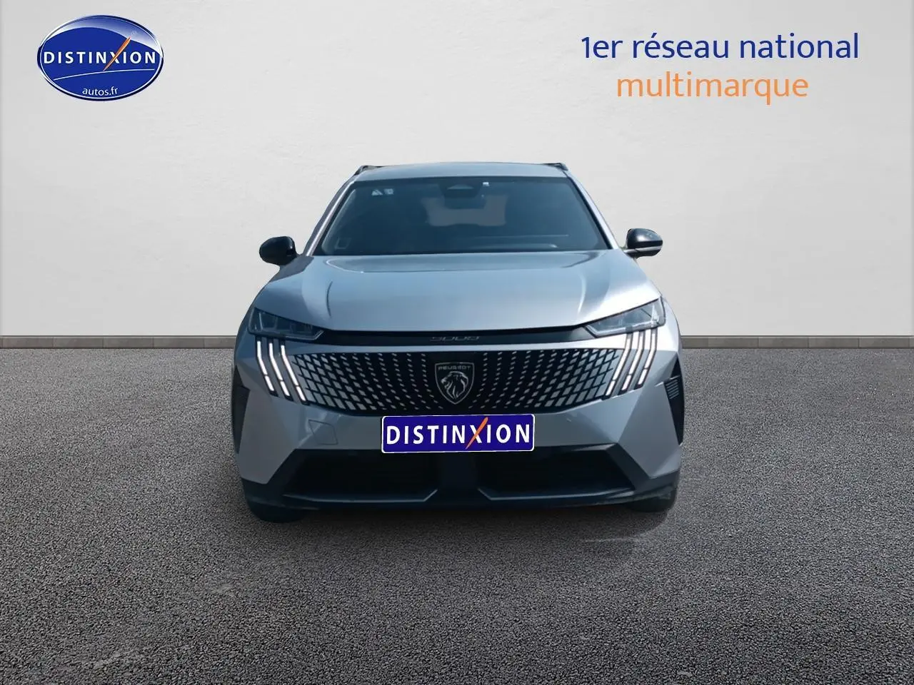 Vue avant d’un Peugeot 5008 Hybrid 145 allure e-dcs6 gris artense avec calandre distinctive et phares LED verticaux.