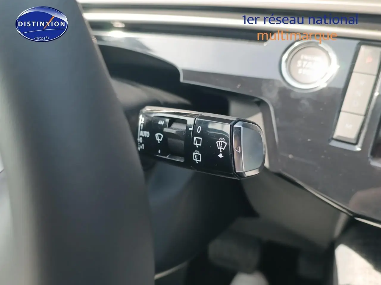 Gros plan sur la commande des essuie-glaces du Peugeot 5008 gris Artense, intérieur côté conducteur.