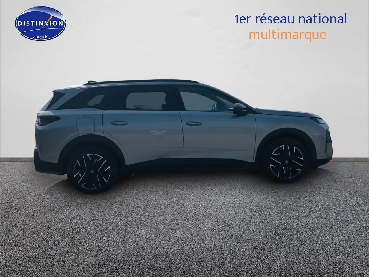 Profil droit du Peugeot 5008 Hybrid 145 allure gris artense avec jantes alu et toit noir.