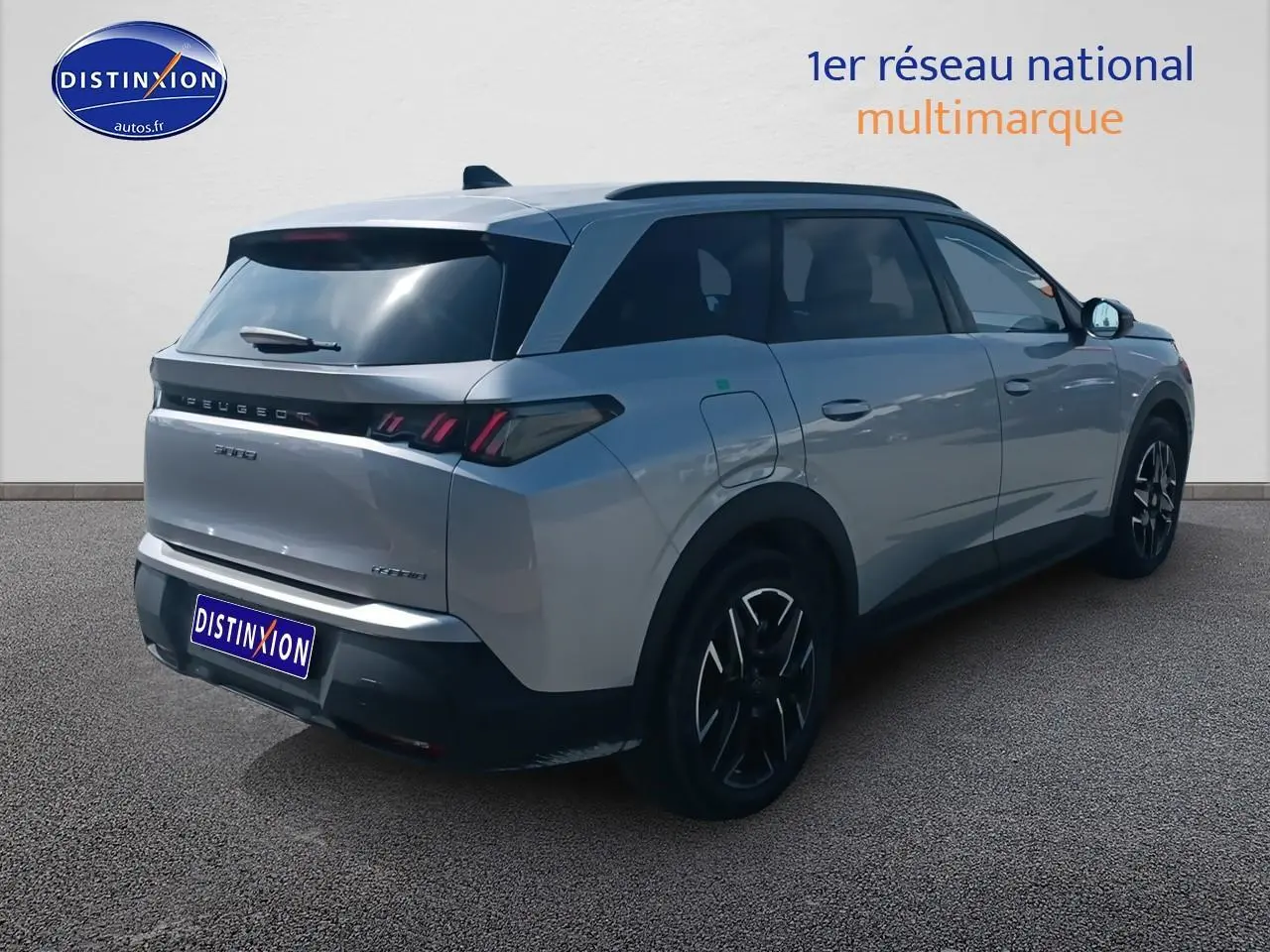 Peugeot 5008 Hybrid 145 allure gris artense vue 3/4 arrière droit avec jantes alu noires.