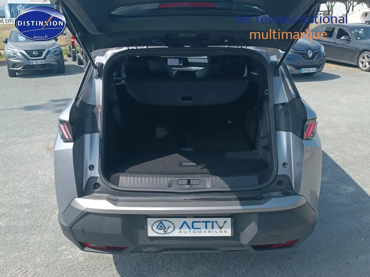 Vue arrière du Peugeot 5008 gris artense 2025 avec coffre ouvert et hayon relevé en extérieur.