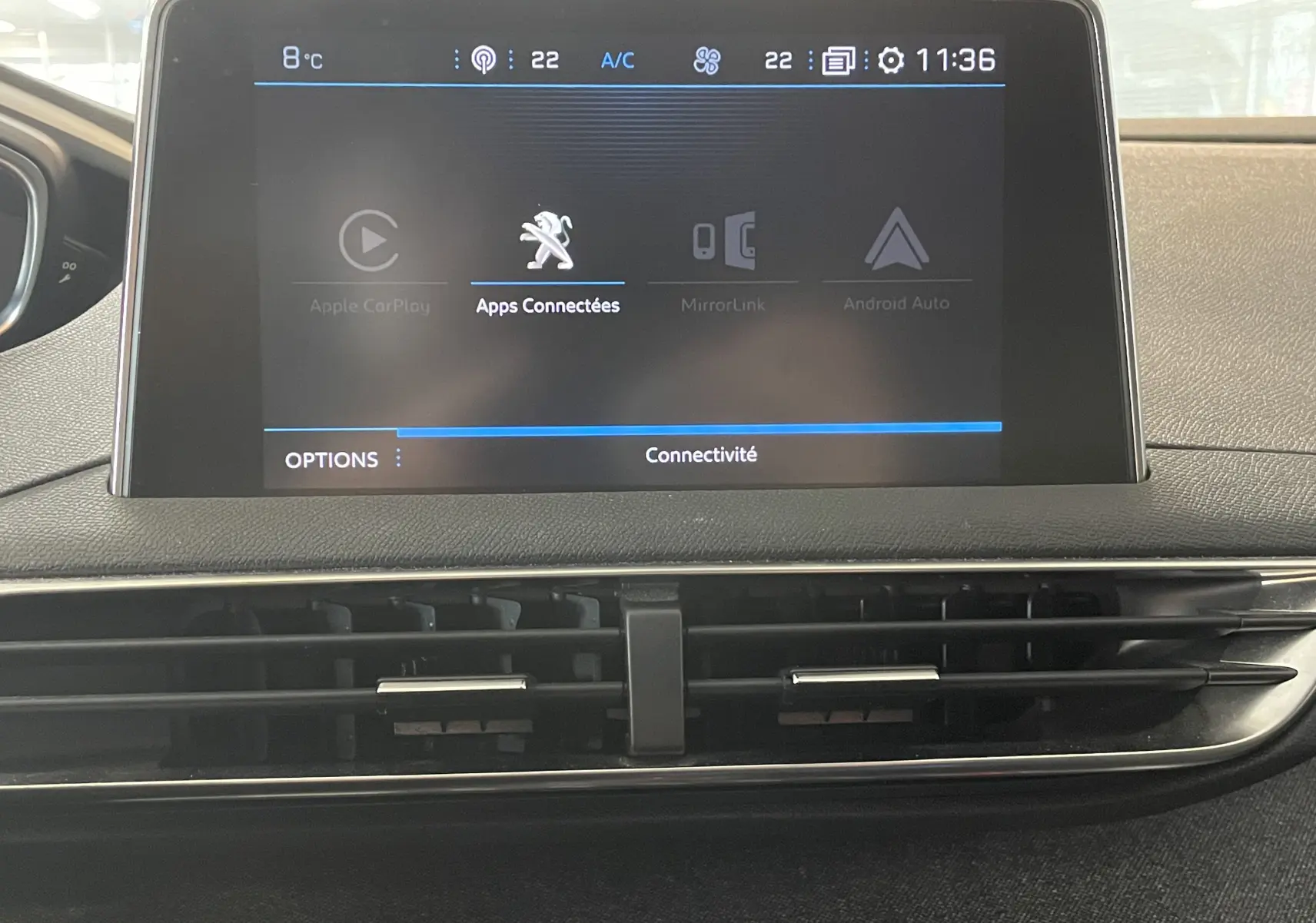 Écran tactile central du Peugeot 5008 blanc nacré 2019 affichant les options de connectivité et la climatisation à 22°C.