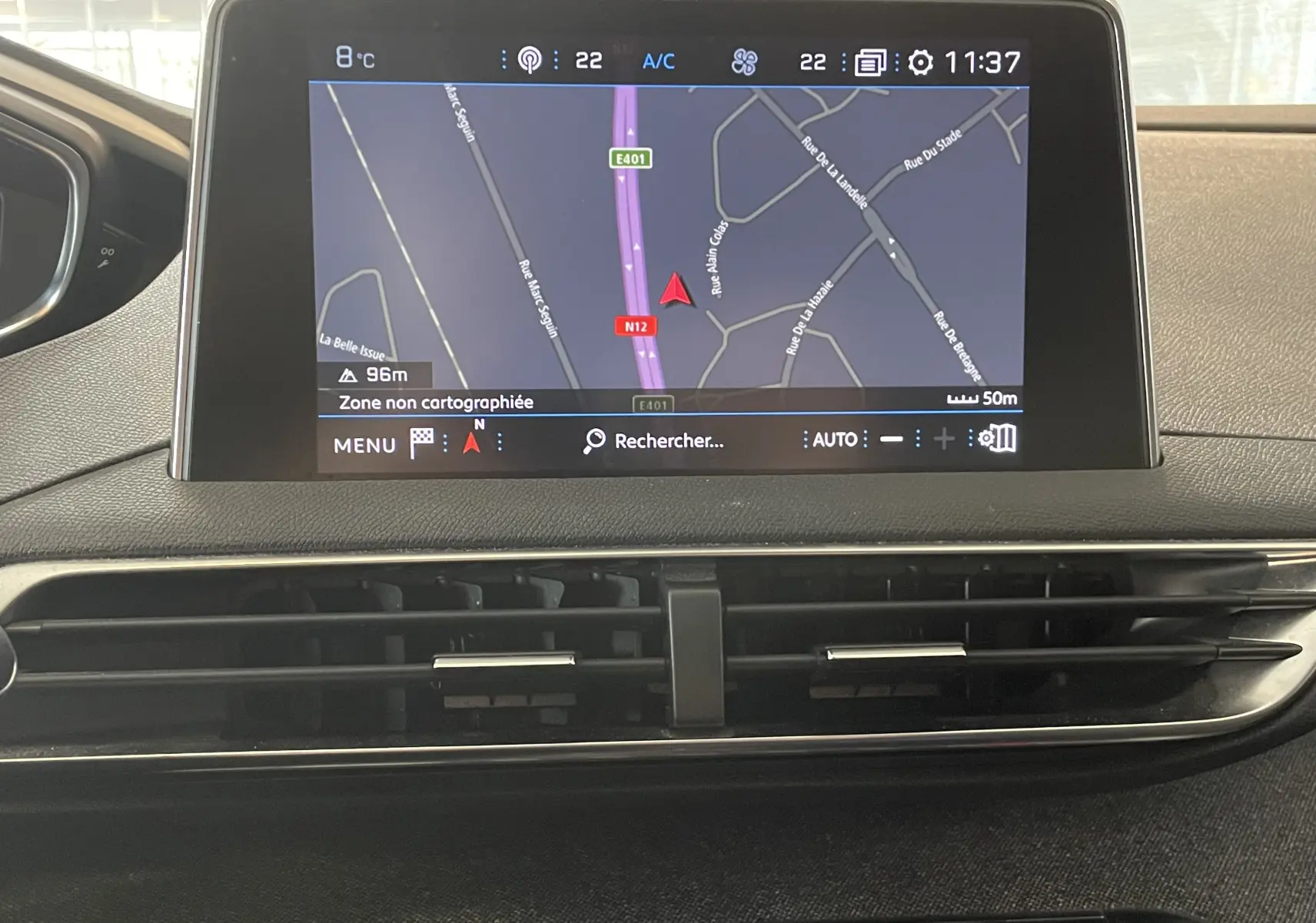 Écran tactile central du Peugeot 5008 blanc nacré de 2019 affichant la navigation avec carte et commandes climatisation visibles.