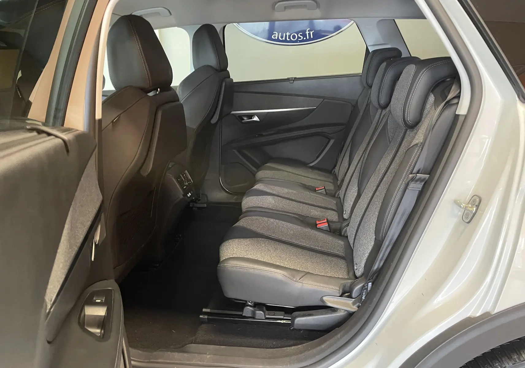 Vue intérieure côté droit sur les sièges arrière en tissu et cuir du Peugeot 5008 blanc nacré 2019.